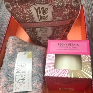 Relax set: fuzzy socks, epsom salt & soy candle